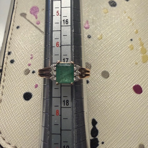 Elegant 10k rose gold emerald and diamond ring - Picture 2 of 10